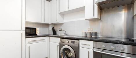 冷蔵庫、電子レンジ、オーブン、コンロ