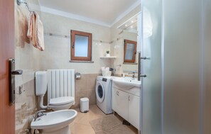 Shower, hair dryer, bidet, towels - 150 m from the beach (Poreč)