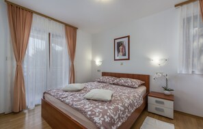 2 bedrooms, travel crib, free WiFi, bed sheets - 150 m from the beach (Porec)