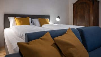 1 quarto, cofres nos quartos, escrivaninha