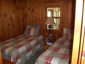 2 bedrooms, travel cot, free WiFi, bed sheets - Cozy 2 Bedroom Cabin With Gas Fireplace (Saint Germain)
