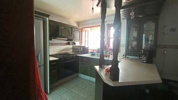 Refrigerador, microondas, horno, cafetera/tetera