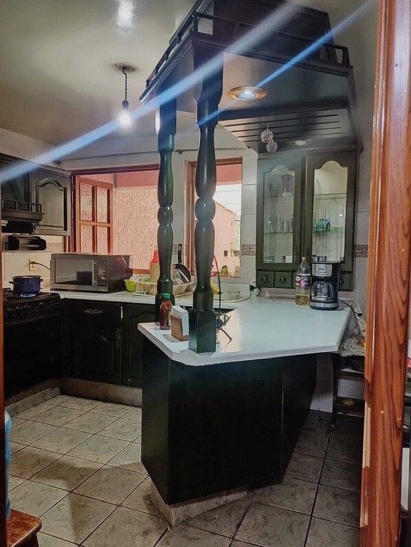Een koelkast, een magnetron, een oven, een koffiezetapparaat/waterkoker