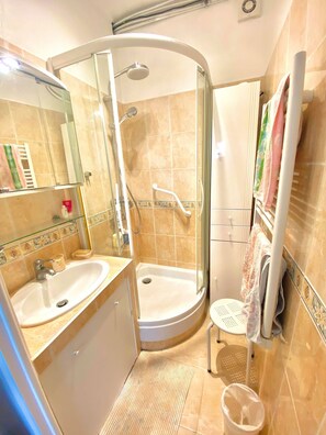 Dusche, Handtücher, Toilettenpapier