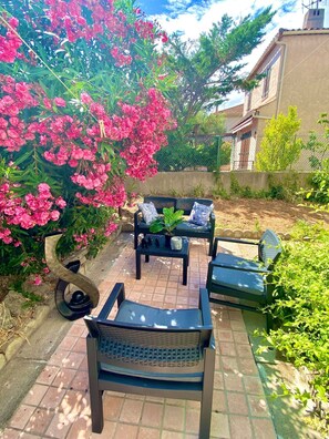 Terrace/patio - Quiet house close to shops, TGV station and beaches (saint raphael)