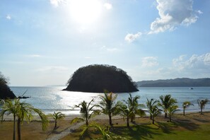 Perto da praia, espreguiçadeiras, toalhas de praia
