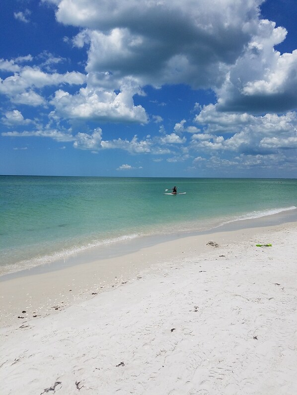 Perto da praia, espreguiçadeiras, toalhas de praia