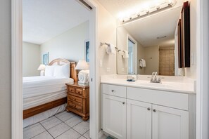 Duschwanne, Haartrockner, Handtücher