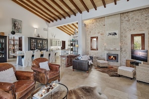 TV, peis, bordtennis og stereoanlegg