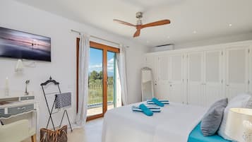 6 camere, una scrivania, ferro/asse da stiro, culla da viaggio