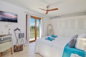 6 soverom, skrivebord, strykejern/-brett og reiseseng for barn