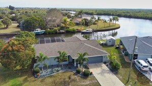 Zona residencial com uma casa, um cais para barcos e um corpo de água.