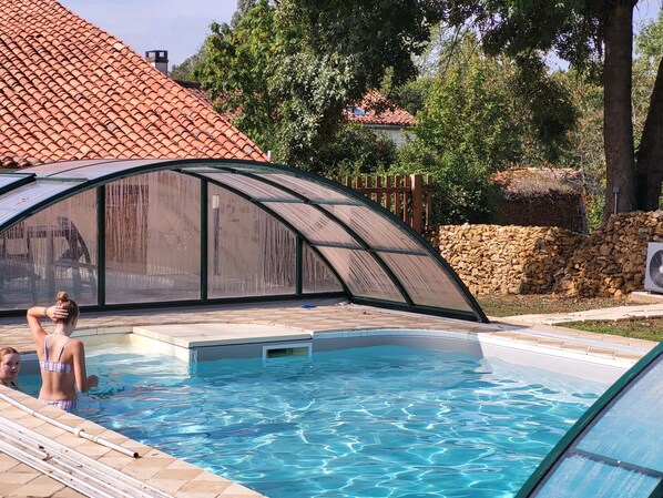 Indoor pool, outdoor pool - Comfortable gîte + heated pool all year round-Book at O'gite85 (La Chapelle-Thémer)