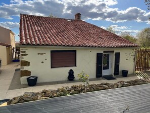 Exterior - Comfortable gîte + heated pool all year round-Book at O'gite85 (La Chapelle-Th�émer)