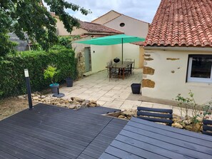 Outdoor dining - Comfortable gîte + heated pool all year round-Book at O'gite85 (La Chapelle-Thémer)