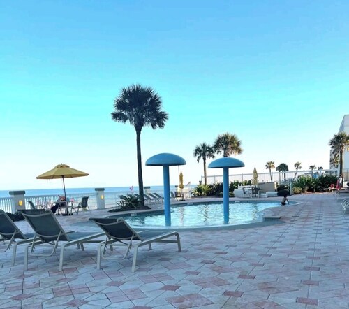 Beautiful OCEANFRONT 1 Bedroom Condo - Open Pools