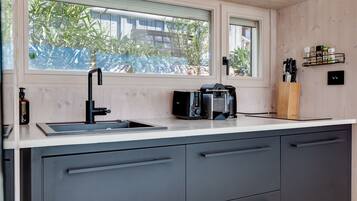 Kühlschrank, Geschirrspüler, Wasserkocher mit Kaffee-/Teezubehör