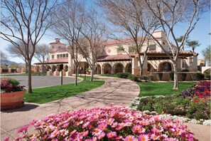 Property grounds - March getaway at luxury resort in Phoenix AZ on a golf course w/ stunning views! (Phoenix)