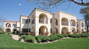 Exterior - March getaway at luxury resort in Phoenix AZ on a golf course w/ stunning views! (Phoenix)