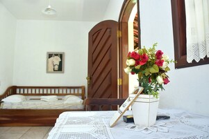 基础客房 | 迷你吧、办公桌、免费 WiFi、床单