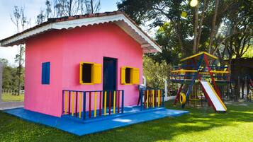 Área de juegos infantiles al aire libre