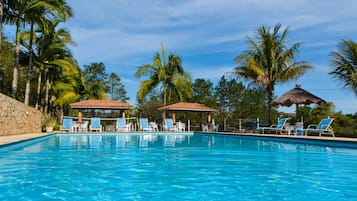 2 piscine all'aperto, lettini
