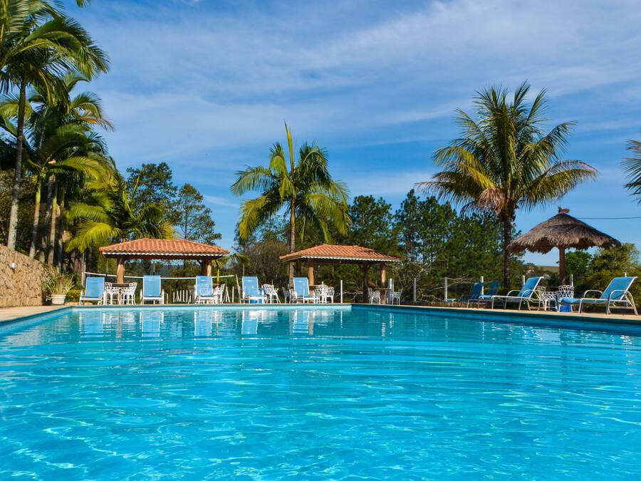 2 utomhuspooler och solstolar