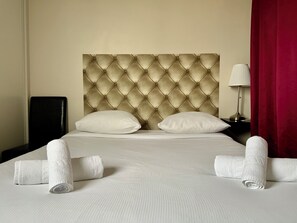 2 habitaciones, tabla de planchar con plancha y ropa de cama 