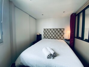 Tabla de planchar con plancha y ropa de cama 