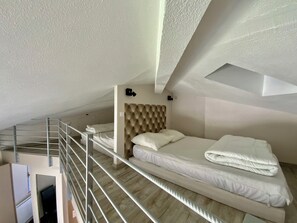 2 bedrooms, iron/ironing board, bed sheets