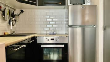 Een koelkast, een microgolfoven, een oven, een kookplaat