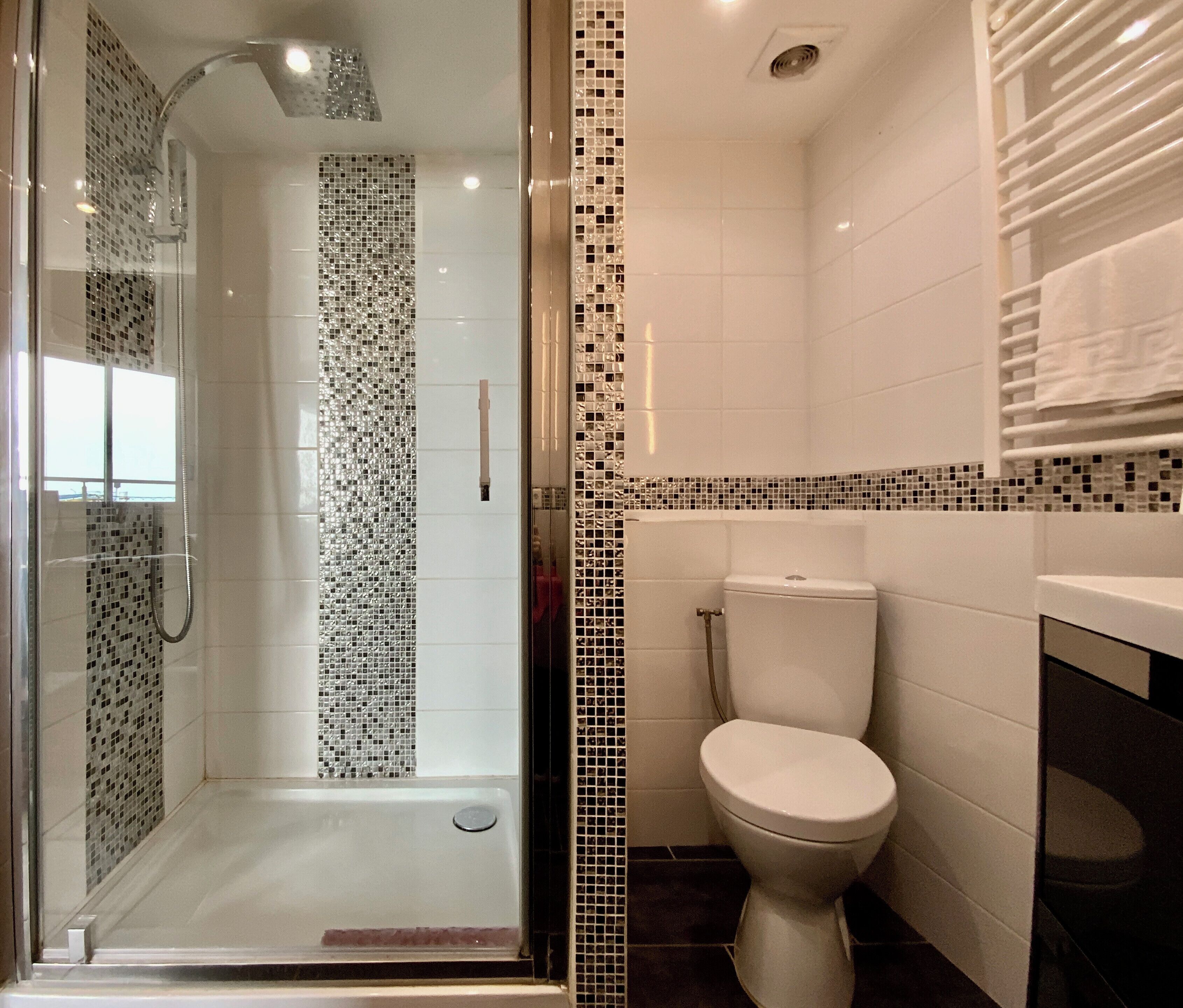 Douche, sèche-cheveux, serviettes fournies