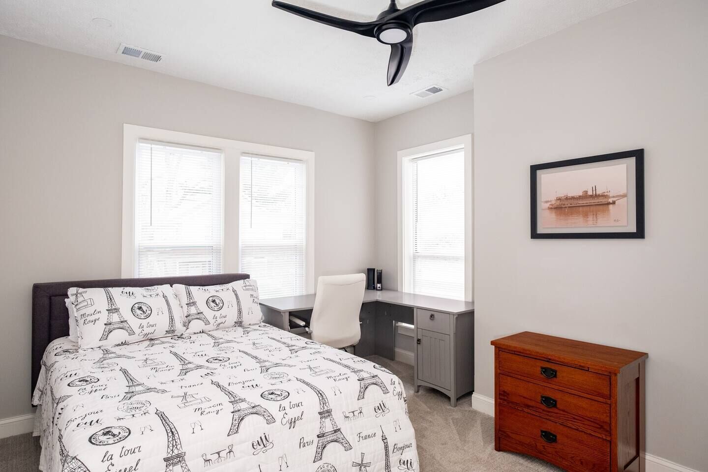 3 bedrooms, desk, iron/ironing board, free WiFi