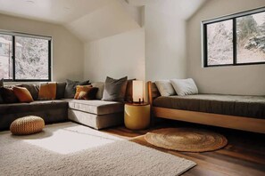 Televisión, chimenea y oficina 
