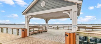 Walk Score 99/ Waterfront/Upscale Design/ 2 Kayaks