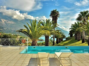 Outdoor pool - Seawave Villa (Καραβαδος)