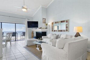 TV, DVD-spiller, bøker og stereoanlegg