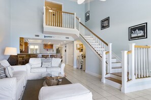 TV, DVD-spiller, bøker og stereoanlegg