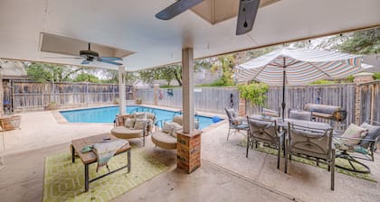 Right At Home-Midland Oasis with pool-billiards