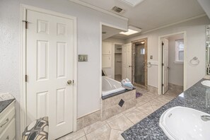 Combined shower/tub, jetted tub, hair dryer, towels