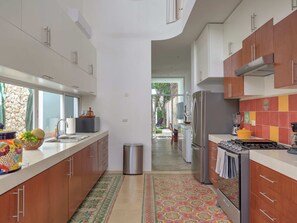 Kjøleskap, mikrobølgeovn, ovn og kokeplater