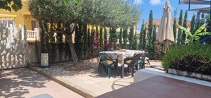 Outdoor dining - "Hamaika Eguzkilore"@MARISOL: 350m to the beach, community pool, A/C, WiFi, dog beach (Riumar)