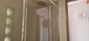 Bathtub, towels - "Hamaika Eguzkilore"@MARISOL: 350m to the beach, community pool, A/C, WiFi, dog beach (Riumar)