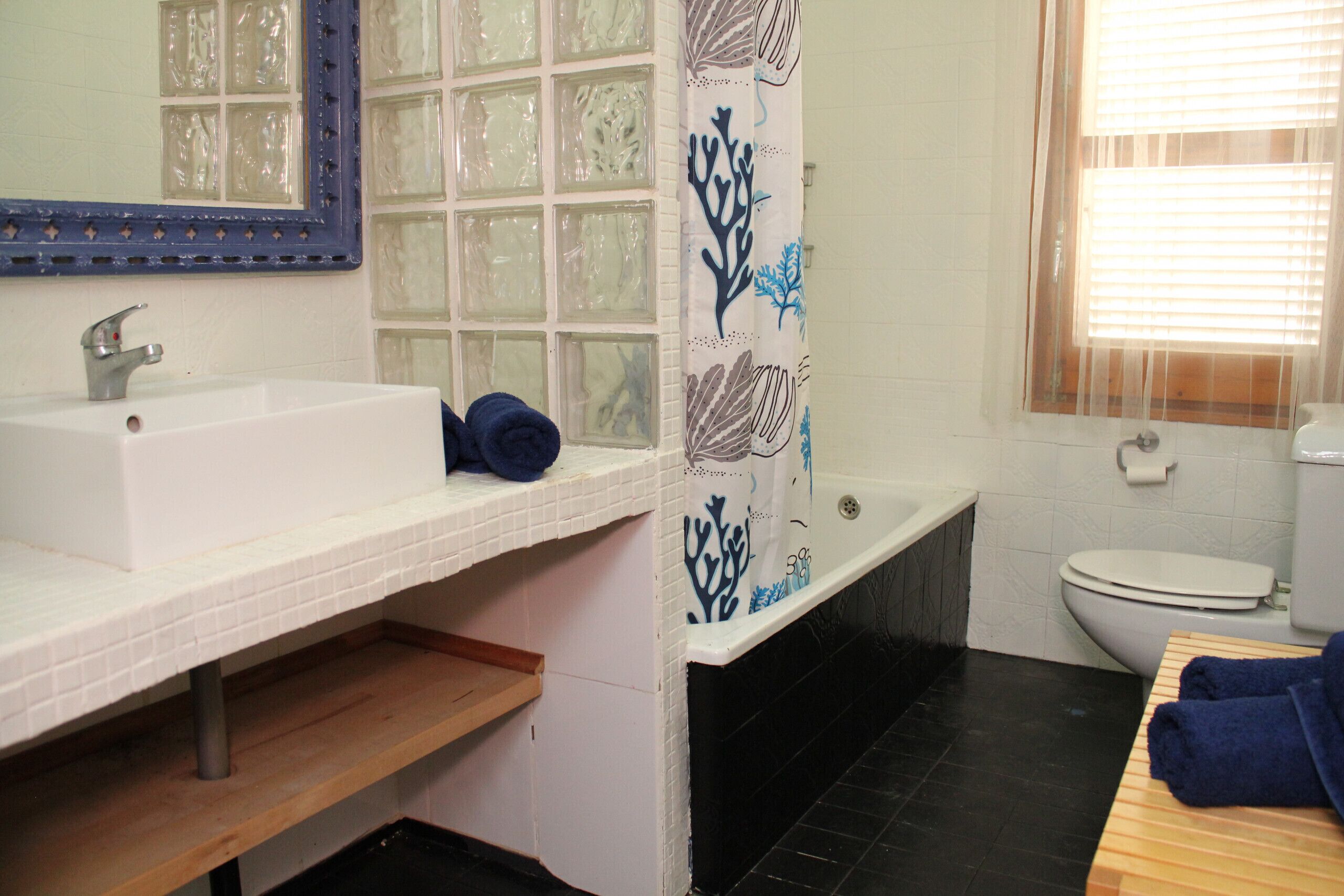 Bathtub, towels