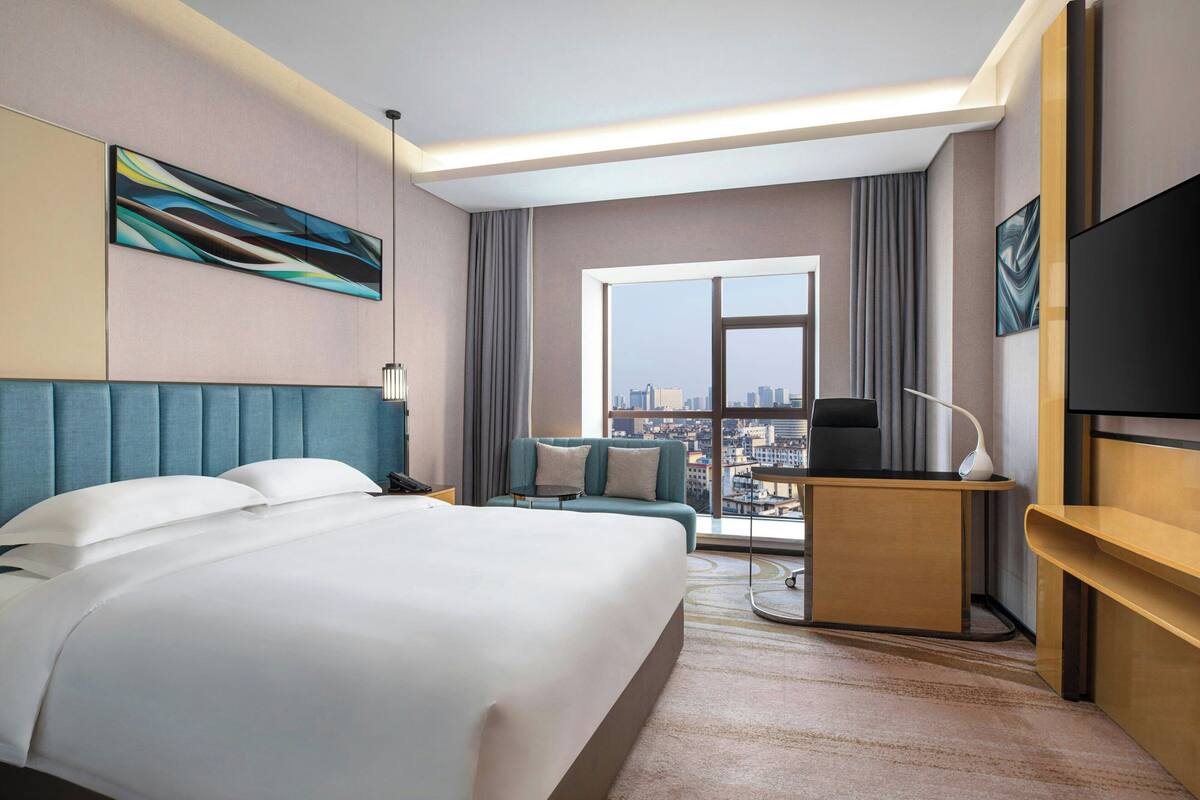 Quarto luxo, 1 cama King, para fumantes, vista para a cidade | Escrivaninha, espaço de trabalho para notebook, Wi-Fi de cortesia