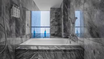 Executive kamer, 1 kingsize bed, uitzicht op de stad | Badkamer | Een douche, handdoeken