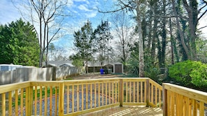 Outdoor spa tub - Private house newly remodeled walking distance to food, shopping, entertainment (Greenville)