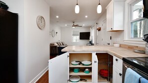 Coffee/tea maker, fridge, microwave, oven - Private house newly remodeled walking distance to food, shopping, entertainment (Greenville)