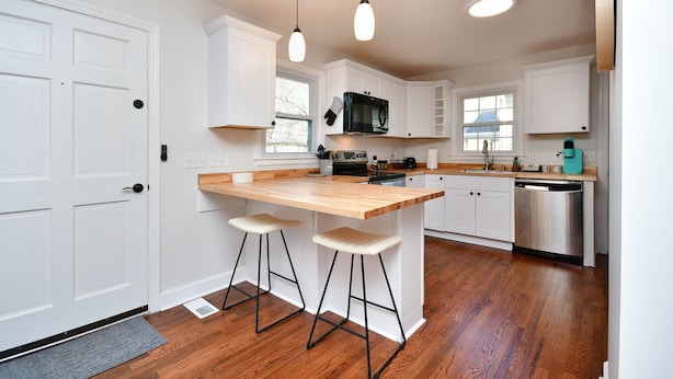 Coffee/tea maker, fridge, microwave, oven - Private house newly remodeled walking distance to food, shopping, entertainment (Greenville)