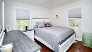 2 bedrooms, desk, WiFi, bed sheets - Private house newly remodeled walking distance to food, shopping, entertainment (Greenville)